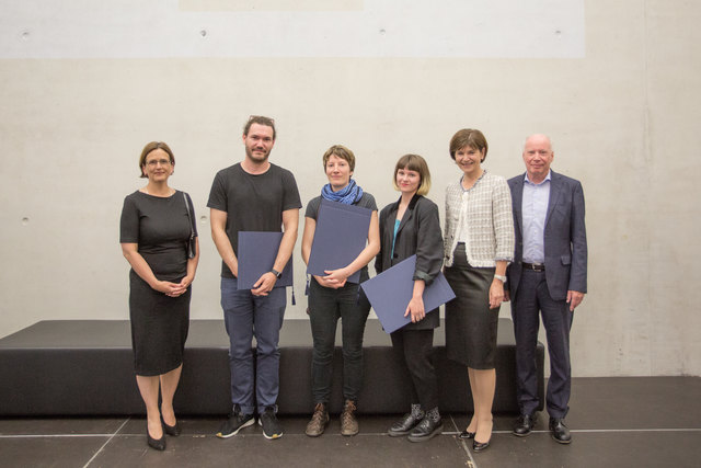 Von links: Lentos-Direktorin Hemma Schmutz, die drei Preisträger David Fisslthaler, Esther Strauß und Olena Newkryta, Michaela Keplinger-Mitterlehner (Lentos Freunde) und Kunstuni-Rektor Reinhard Kannonier. | Foto: Christoph Breiner