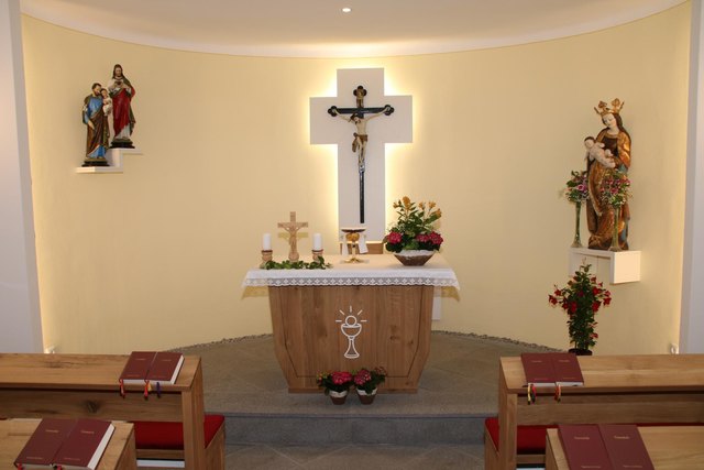 Der Altar und die Bänke sind aus heimischen Eichenholz