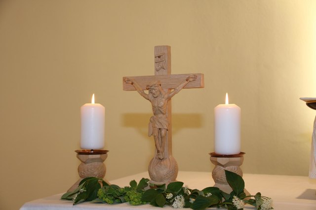 Das Altarkreuz und die Kerzenständer wurden ebenso wie die Muttergottes im Jahr 1995 von Johann Pregartbauer aus Gerlas geschnitzt