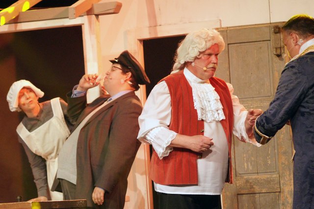 Anneliese Peterson, Evangelische Pfarrerin, als "Rosalia" und Peter Schindler als Postbote "Franco Bollo".