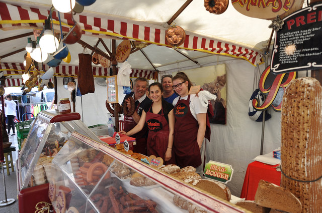 Meterlanges Brot, Würstel und Speck: Die Auswahl am Simmeringer Straßenfest kann sich sehen lassen.