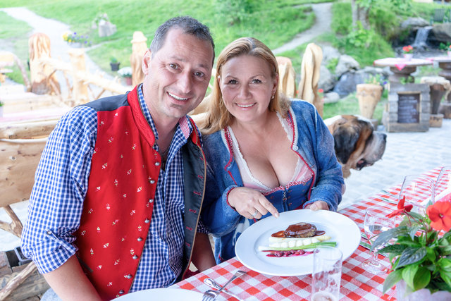 Serviert wurden die Teller einer sechsköpfigen Runde – darunter die Wirtsleute der Rübezahl-Alm und Kaffeeexperte Markus Egger | Foto: Gmedia
