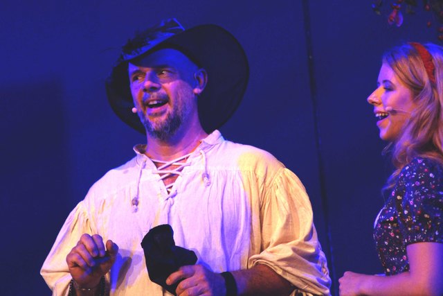 Michael Gröger entwarf und baute nicht nur das Bühnenbild, er verkörperte auch als "Kater Carlo" den Chef der Schauspieltruppe.