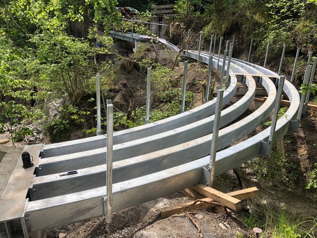 Eine aufwändige Stahlkonstruktion bildet den neuen Zugang zum Imster Steffelwald.