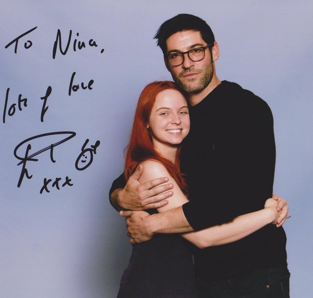 Im Arm gehalten von "Lucifer": Nina war begeistert, wie humorvoll der Schauspieler Tom Ellis, der zur Magic Con kam, um seine Fans zu treffen, in Wirklichkeit ist. | Foto: André Druschel Photography