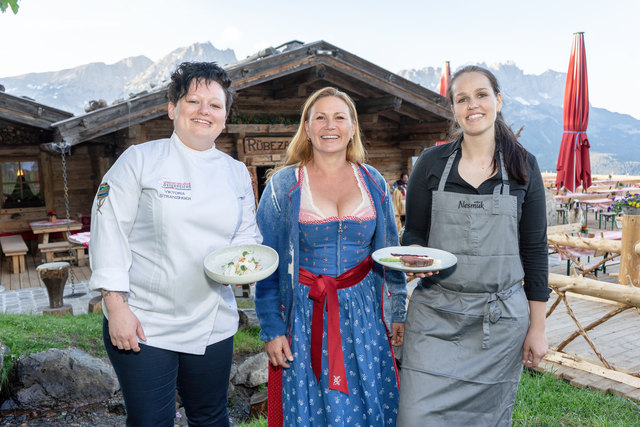 Die Söllerin Alexandra Embacher nutzte die freie Zeit um zusammen mit ihrer Kochgiganten-Kollegin Viktoria Stranzinger um auf der Rübezahl-Alm in Ellmau für die Kochshow zu üben. Wirtin Anita schaute den beiden dabei über die Schultern. | Foto: Gmedia
