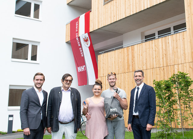 Übergabe: Jasmin Haas und Stefan Feyersinger, LA Dominik Mainusch (li.), Vize-Bgm. Georg Zimmermann, NHT-Prok. Engelbert Spiß (re.).