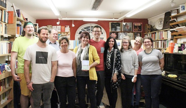 Die neun Teilnehmer des Poetry Slam im Wiederlesen. v.l. Simon Tomaz, Leonard Dravoj, Meinhard Eiter, Nini Zangerle, Roswitha Matt, Markus Köhle, Alexandra Rangger, Käthl, Silke Gruber, Kathrin ohne H.