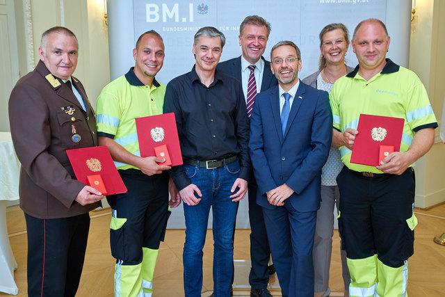 Dieter Jost von der Feuerwehr, Mario Hans, Martin Ensle, Klaus Schierhackl, Innenminister Herbert Kickl, Karin Zipperer und Markus Stadler. | Foto: BMI / Alexander Tuma