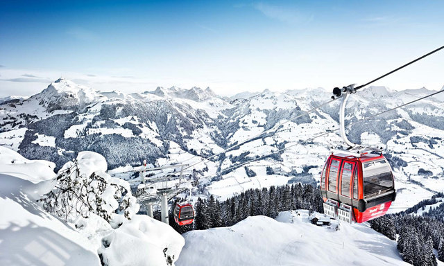 Die Bergbahn AG (Bild: Hahnenkammbahn, li. hi. Kitzbüheler Horn) verzeichnet historische Höchstwerte. | Foto: KitzSki