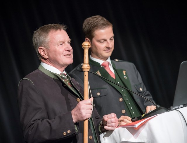 Der alte und der neue Bürgermeister: Alois Guggi gibt das Zepter an seinen Nachfolger Thomas Reingruber weiter (v. l.). | Foto: Foto Christoph Huber