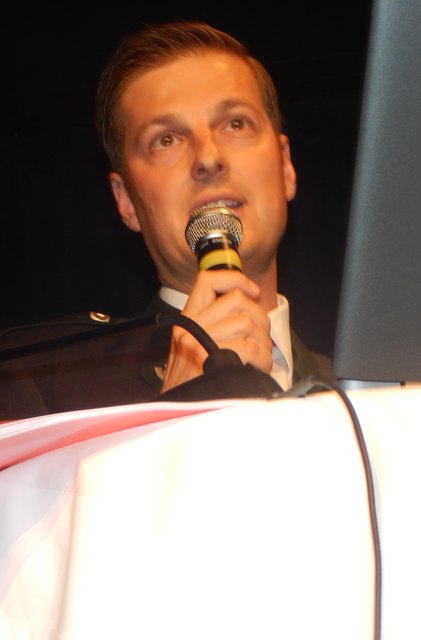 Der neue Bürgermeister begrüßt die Zuhörer.