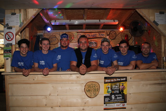 An der Bar versorgten Maximilian, Martin, Lukas, Stefan, Thomas, Josef und Bernhard die durstigen Gäste.