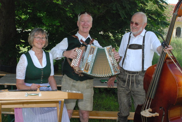 Die Dreigspanmusi mit Andrea Reisinger am Hackbrett, Dieter Eichmann an der Knöpferlharmonika und Fritz Huber am Kontrabass.