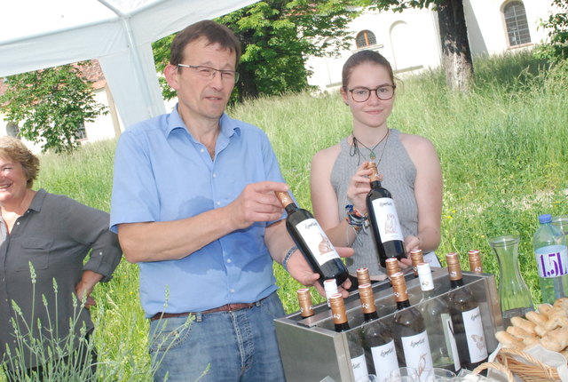Gerhard Pferschinger und Veronika Grabherr schenkten bei der Weinverkostung des Weinguts Hagenbüchl Roten Veltliner aus.