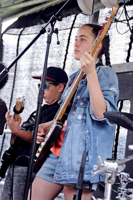 Jemima begleitete die Rock-Geigen am Bass