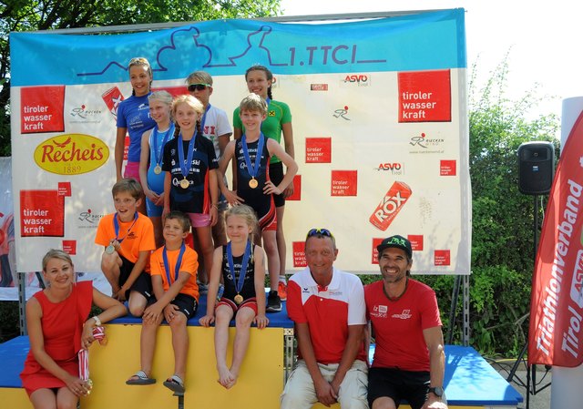 Foto: 1.TTCI
Die strahlenden Klassensieger mit Innsbrucks Sportstadträtin Mag.a Elisabeth Mayr  , Präsident Julius Skamen und LZ Leiter David Jenewein nach der Siegerehrung am Baggersee.