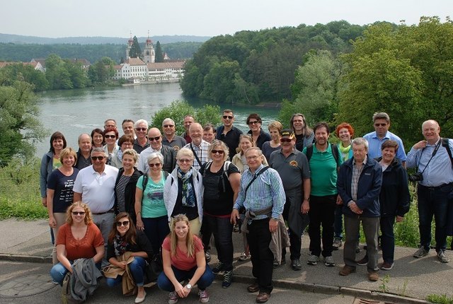 Gruppenfoto mit Blick auf das Kloster Rheinau