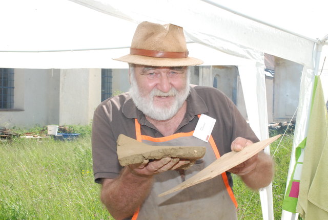 Der Ziegler Alois Falkinger produzierte Bodenplatten aus Lehm.