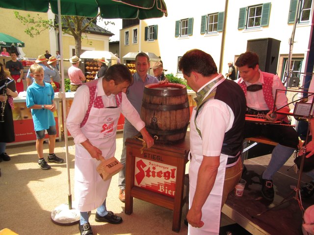 Bierfaßanschlag durch Kapellmeister Mag. Gerold Weinberger von der TMK Thalgau