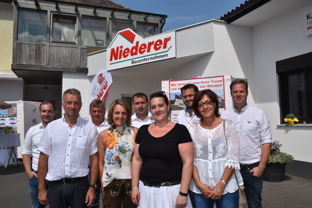Julia Niederer (4.v.r.) und ihre Mitarbeiter feierten im Rahmen der Raabtal-Messe das 20-Jahre-Jubiläum des St. Martiner Niederer-Standorts.