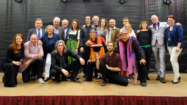 Das Abschlussfoto mit allen aufgetretenen Geschichtenerzählern des Abends, dazu kulturschaffende Vertreter der Gemeinde Schwarzenau sowie Ehrengäste aus der höheren Politik.