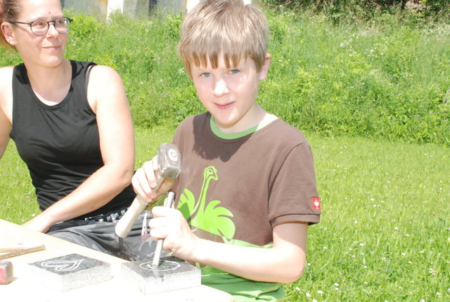 Konstantin übte mit Hammer und Meissel.