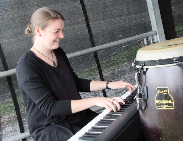 Anna begleitete gleich mehrere Ensembles am Klavier