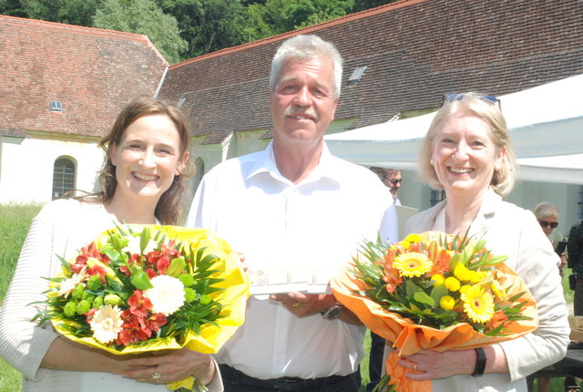 Bgm. Peter Buchner bedankte sich mit Blumen bei Astrid Huber und Präsidentin Barbara Neubauer vom Bundesdenkmalamt.