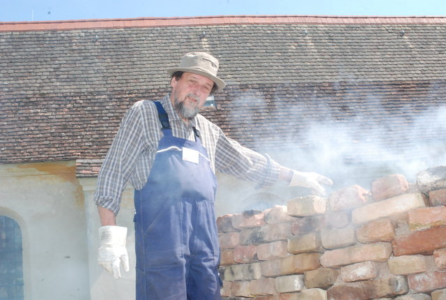 Erich Wieger heizte den Schachtofen für das Kalkbrennen an.