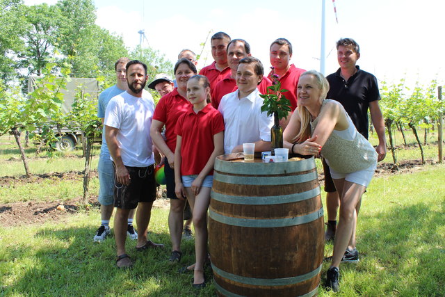 Foto: Gabriella Bösze  Weinwanderer und Winzer vlnr. Gerald, Daniel, Leonard, Christoph, Winzerfamilie Reinschedl aus Petronell, Claus Dietrich und Barbara Pimpel