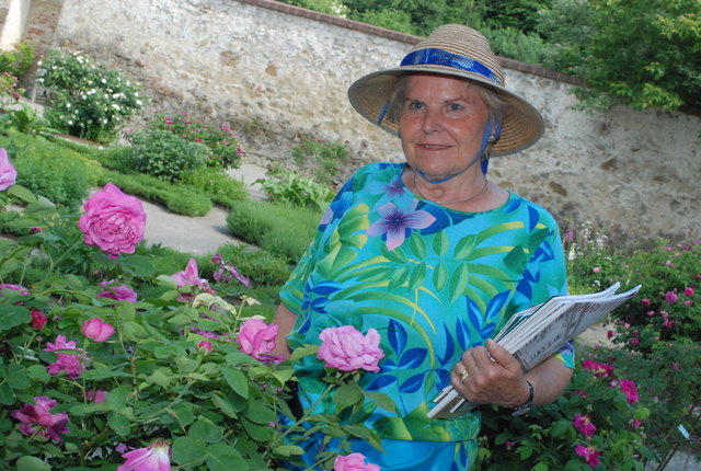 Die ehemalige AUA-Stewardess Mag. Waltraud Sarny erfreute sich an den Rosen im Kaisergarten der Kartause Mauerbach.