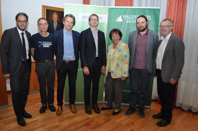 Sparkasse-Vorstandsvorsitzender Helmut Scheidl, Herbert Gnauer, Golli Marboe, Jan Martin Stepanek, Pauline Gschwandtner (Vorsitzende-Stv. WALDVIERTEL AKADEMIE), Stefan Woltran und Vorsitzender Ernst Wurz.