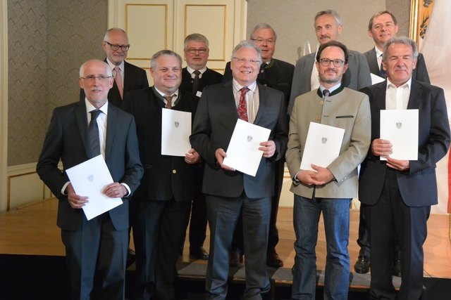 Wurden ausgezeichnet (1. Reihe): Forster, Mayr, Herrmann, Wolf, Huber, (2. Reihe): Direktor Hans Blocher, Silberhumer, Hofstätter, Kallinger, Paster. | Foto: HTL Braunau