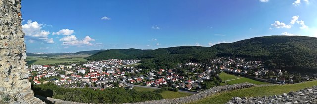 Panoramafoto auf die andere Seite. Ganz links hinten kann man Bratislava sehen