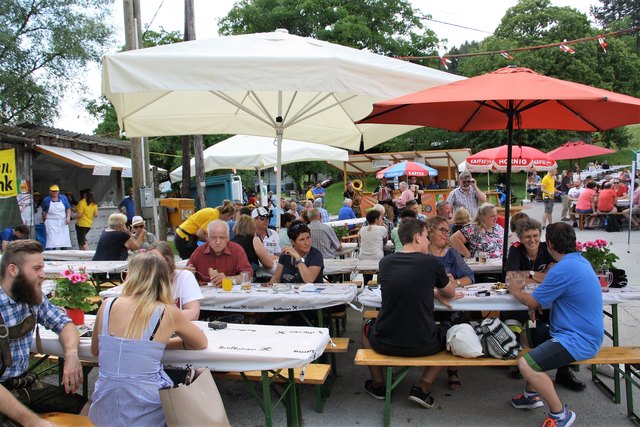 In Gratwein-Straßengel nahmen Hunderte Besucher beim Hundsdorfer Straßenfest auf der Gaulhofer-Kreuzung Platz.