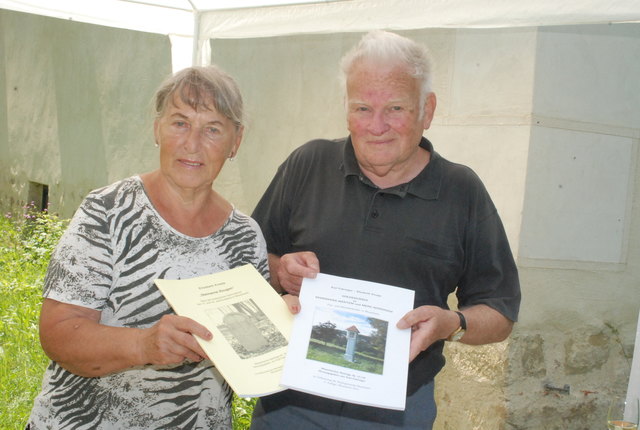 Renate und Heinz Wielmann vom Heimatmuseum Mauerbach verkauften Broschüren.