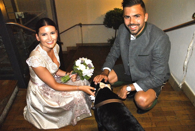 Vicky & Lukas – natürlich durfte auch Hund Lui bei der Trauung dabei sein.