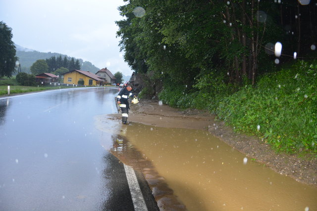 Der Starkregen führte hier an der St. Pauler Landesstraße (L 135) zu einer Überflutung | Foto: Bachhiesl (alle)