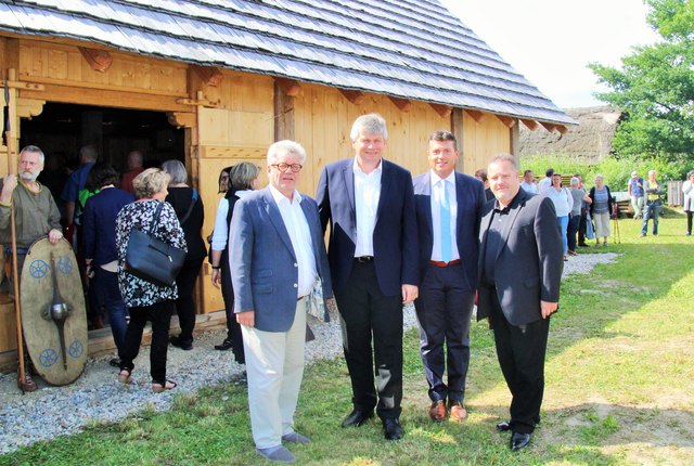 Direktor Walter Putschögl vom oberösterreichischen Landesmuseum, Bürgermeister Herbert Froschauer, Leader-Manager Manfred Hinterdorfer und Reinhold Kräter von der Direktion Kultur bei der Eröffnung der Herrinnenhalle. | Foto: Manfred Hinterdorfer