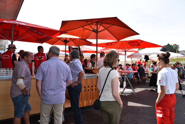 Schnell hat sich der Platz gefüllt und ein reger Austausch begann.