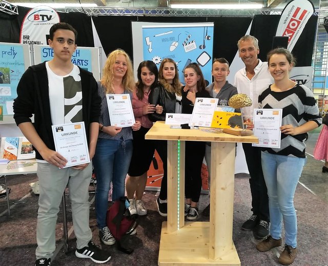 Siegerteams der PTS Schwanenstadt mit ihren betreuenden Lehrkräften.