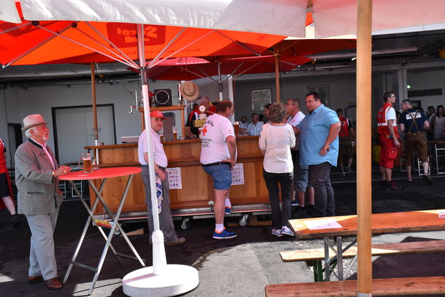 Schnell hat sich der Platz gefüllt und ein reger Austausch begann.