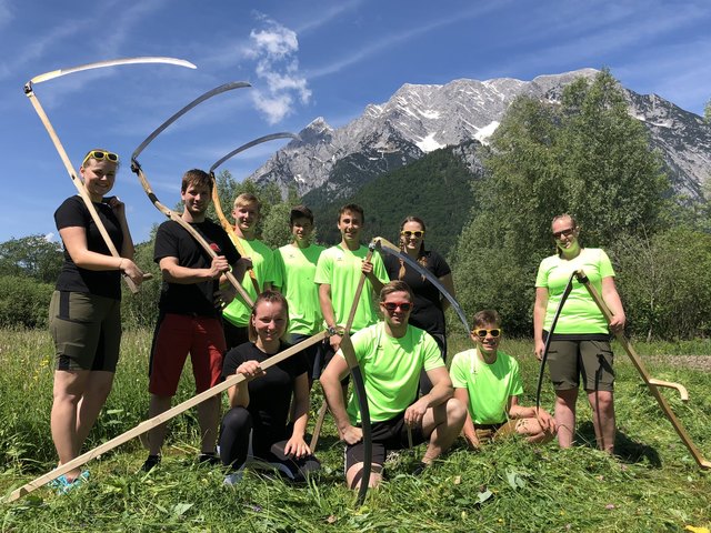 Das Mähen mit der Sense ist bodenschonend. Die Schüler zeigten ihr Können in einem Bewerb.