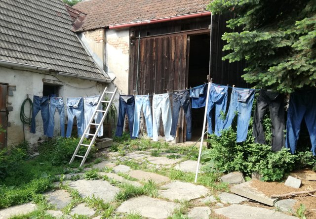 .. eine Wäscheleine gespannt, quer über den Hof, gestützt mit einer Leiter und einem Stab, die Sonne ist der "Trockner"