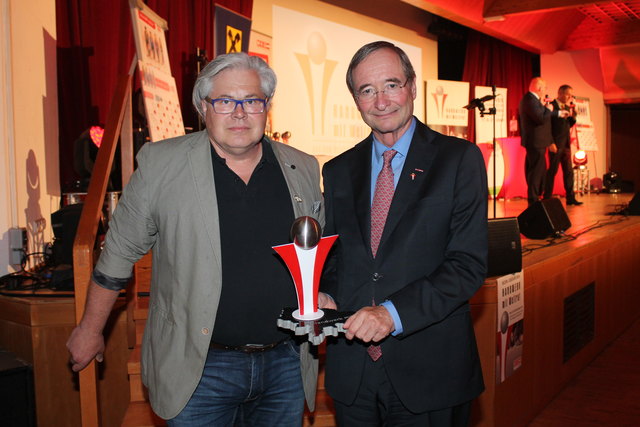 Steinmetz Stephan Pointner hatte noch ein besonderes Geschenk für Christoph Leitl.