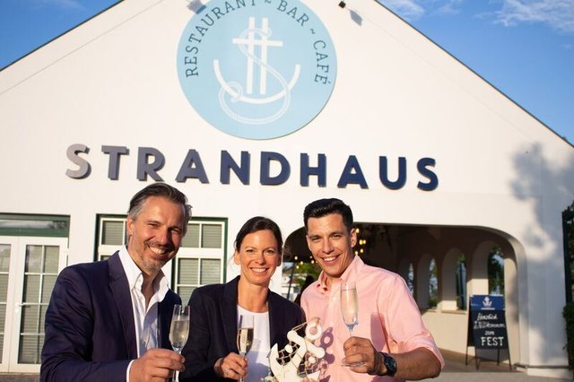 Tolles Fest: Markus und Sabine Artner mit Restaurantleiter Istvan Arva. | Foto: Strandhaus Mörbisch