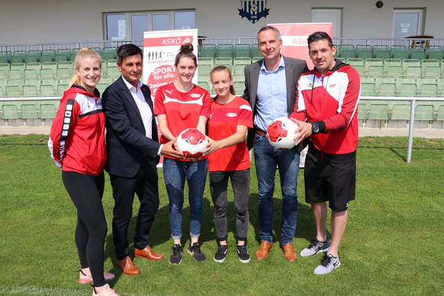 Erfolgreiche Zwischenbilanz nach Projektstart: Anna Patsios ("Mädchen am Ball“ Projektleiterin), Christian Illedits (ASKÖ Präsident und Landtagspräsident), Stefanie Schneeberger (U19 Frauen-Nationalteam) und Sophie Grafl (U17 Frauen-Nationalteam), Dominik Thalhammer (ÖFB Frauen-Nationalmannschaft Teamchef), Thomas Mandl (Ex-Nationaltorhüter, ASKÖ Bewegungscoach)