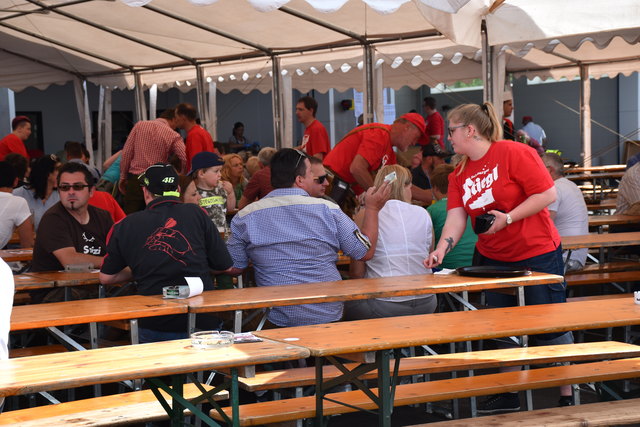 Schnell hat sich der Platz gefüllt und ein reger Austausch begann.