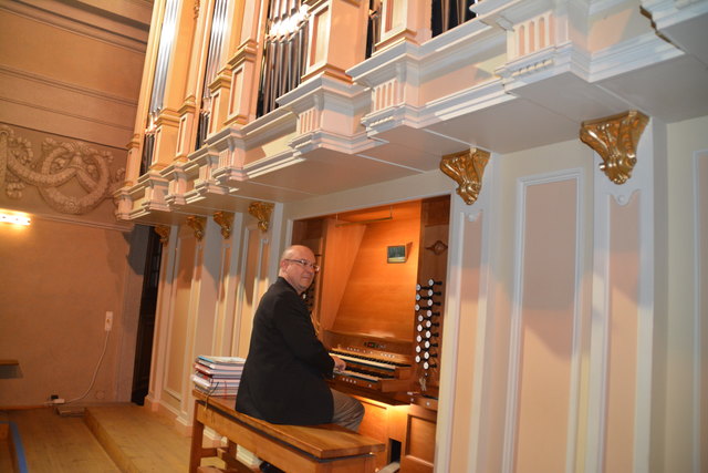 Wolfgang Horvath an seinem Lieblingsplatz: der größten Orgel des Burgenlandes.